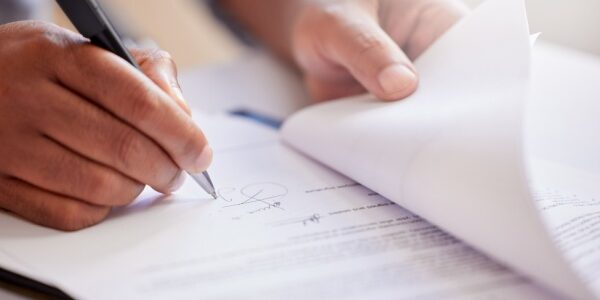 C’est l’histoire d’un employeur à qui l’on reproche de respecter un contrat de travail… C’est l’histoire d’un employeur à qui l’on reproche de respecter un contrat de travail…