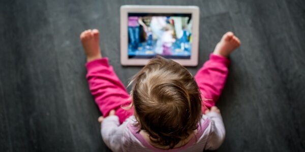 Garde d’enfants : privés d’écrans ?
