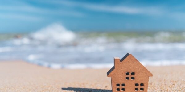 Vente d’une résidence secondaire : une exonération, sous conditions ?