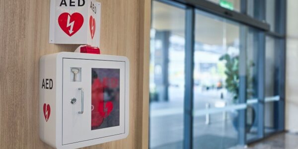 Installation d’un défibrillateur : de plus en plus d’ERP concernés