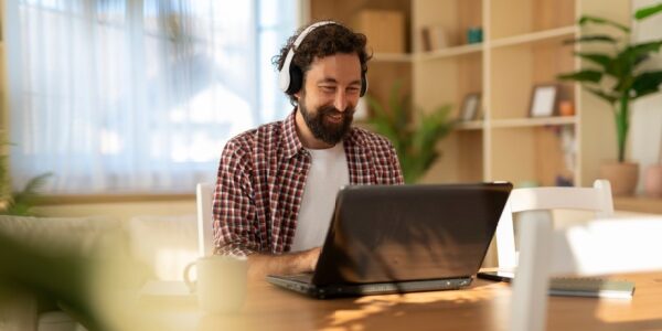 C’est l’histoire d’un employeur pour qui télétravailler loin, c’est aller trop loin… C’est l’histoire d’un employeur pour qui télétravailler loin, c’est aller trop loin…