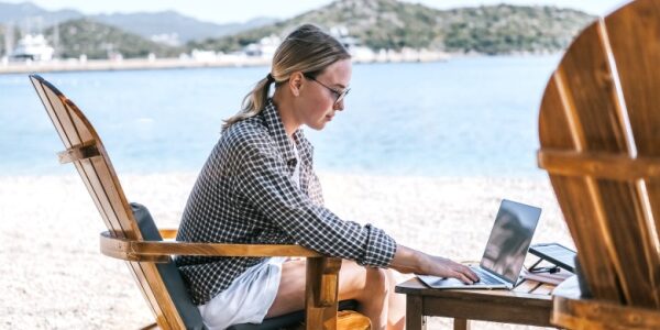 Télétravail depuis le lieu de vacances : possible ?